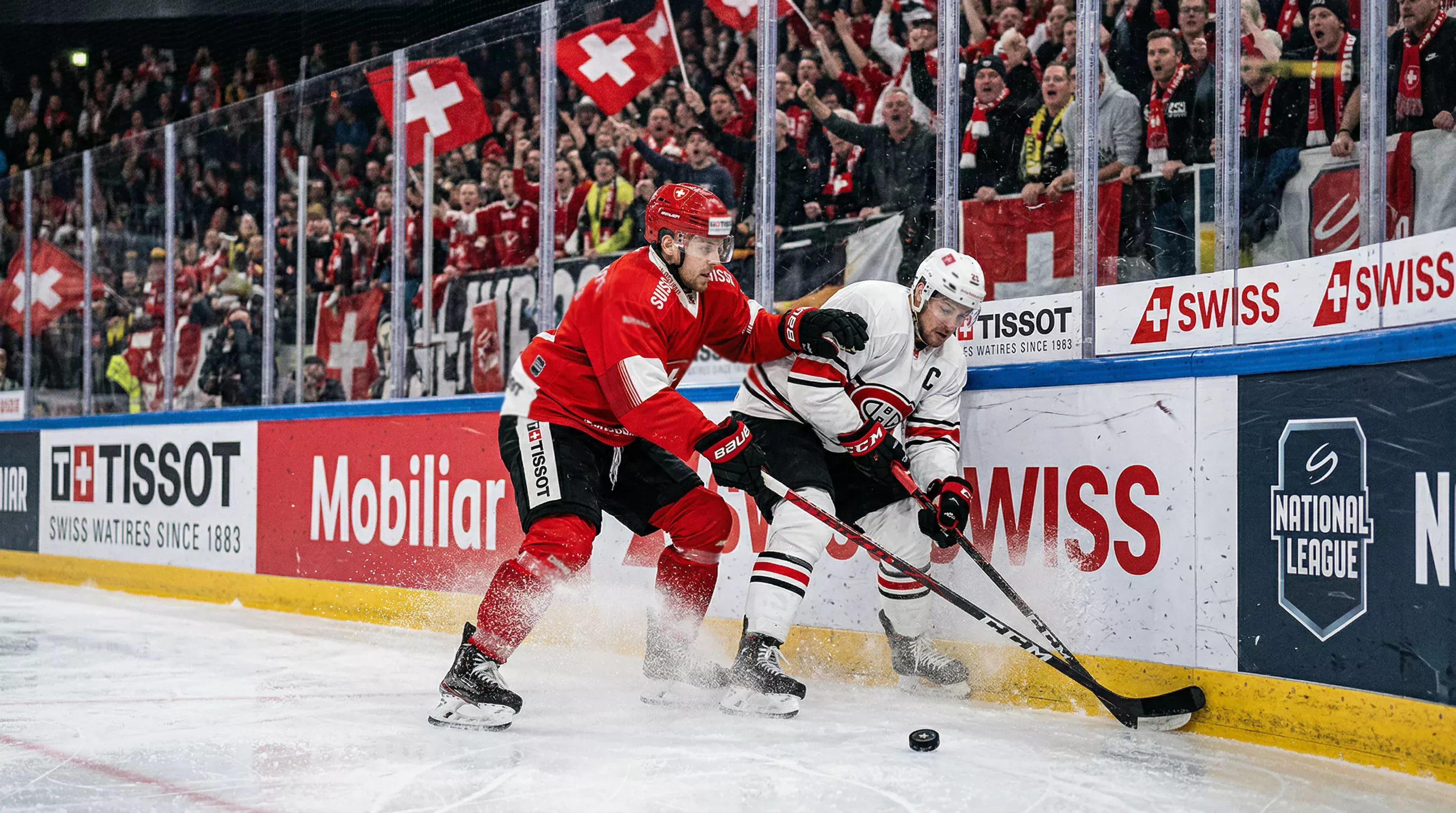 Schweizer Eishockey-Match in der National League mit Spielern auf dem Eis