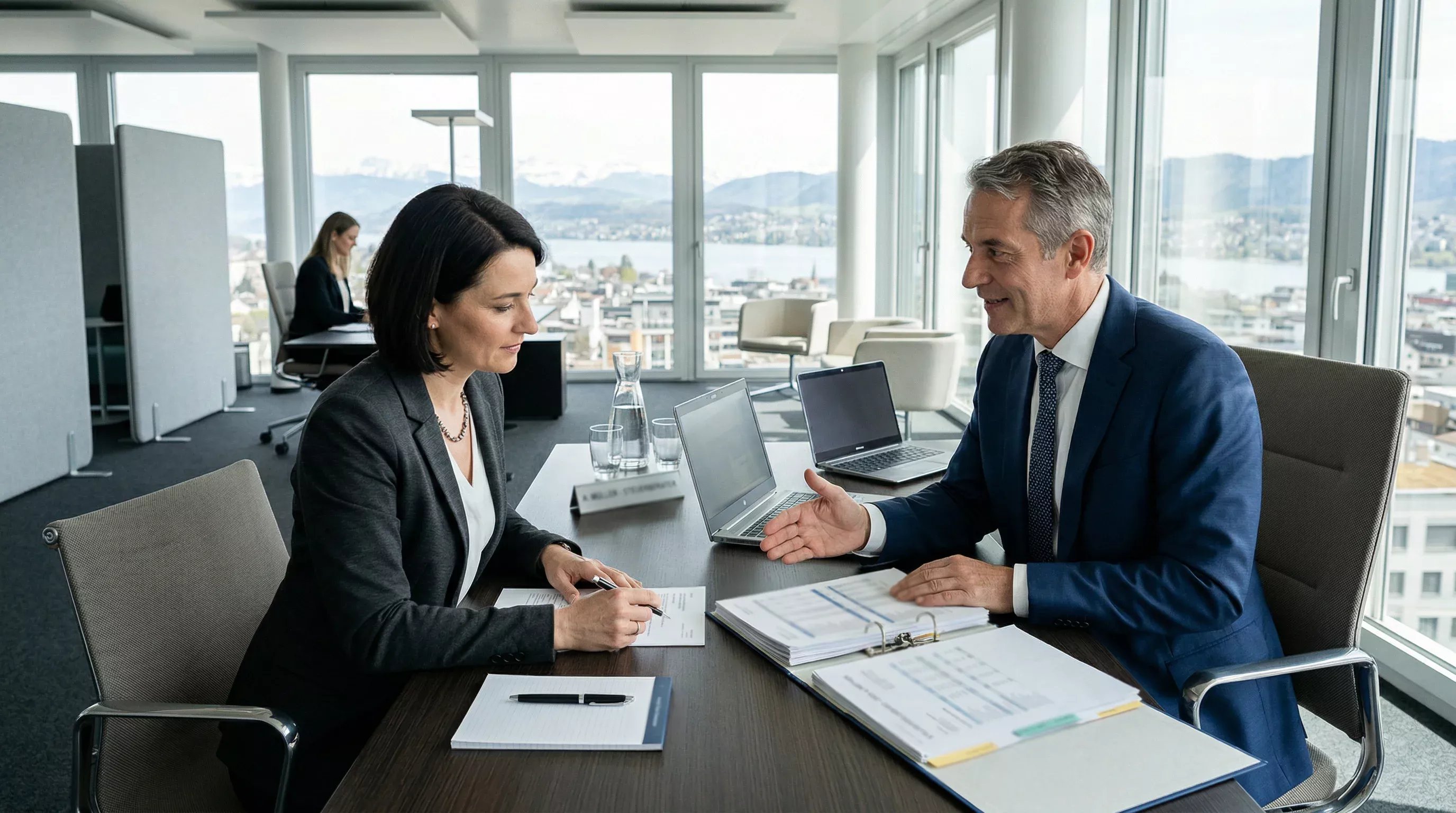 Professionelles Beratungsgespr&auml;ch zwischen Steuerberater und Kunde im B&uuml;ro